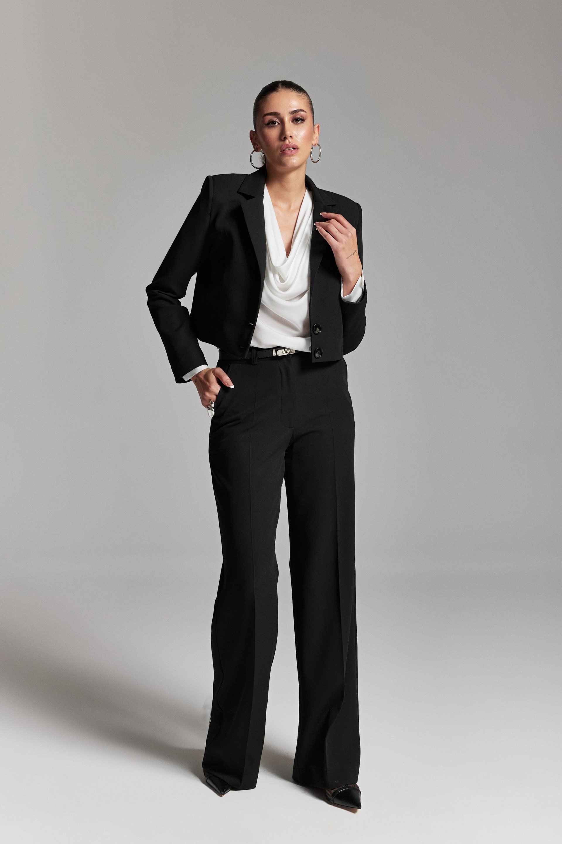 SİYAH KISA FİT KESİM BLAZER CEKET