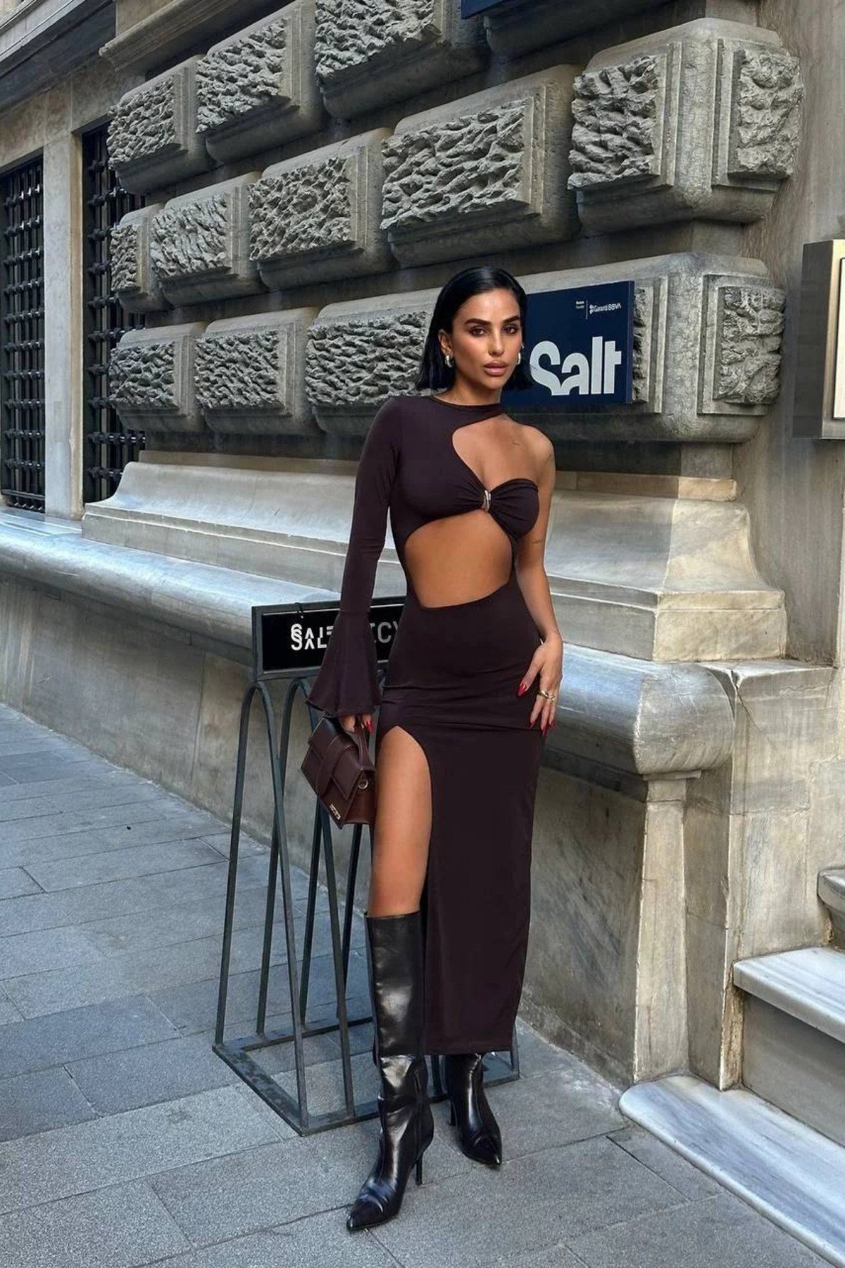 Kadın Kahverengi Göbek Dekolteli Tek Kollu Yırtmaçlı Midi Elbise
