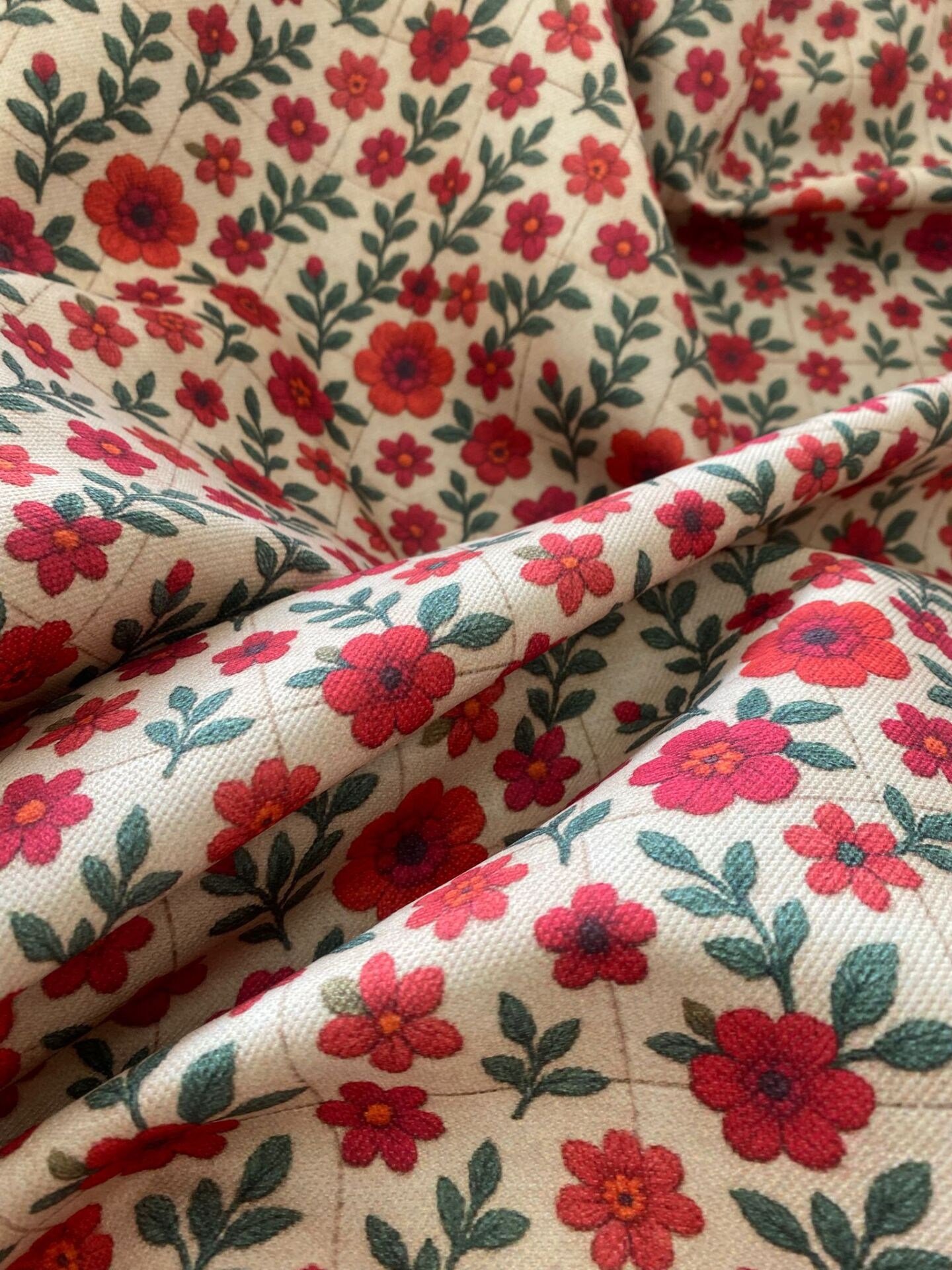 3D Nakış Kırmızı Çiçekli Kareli Desenli Kumaş