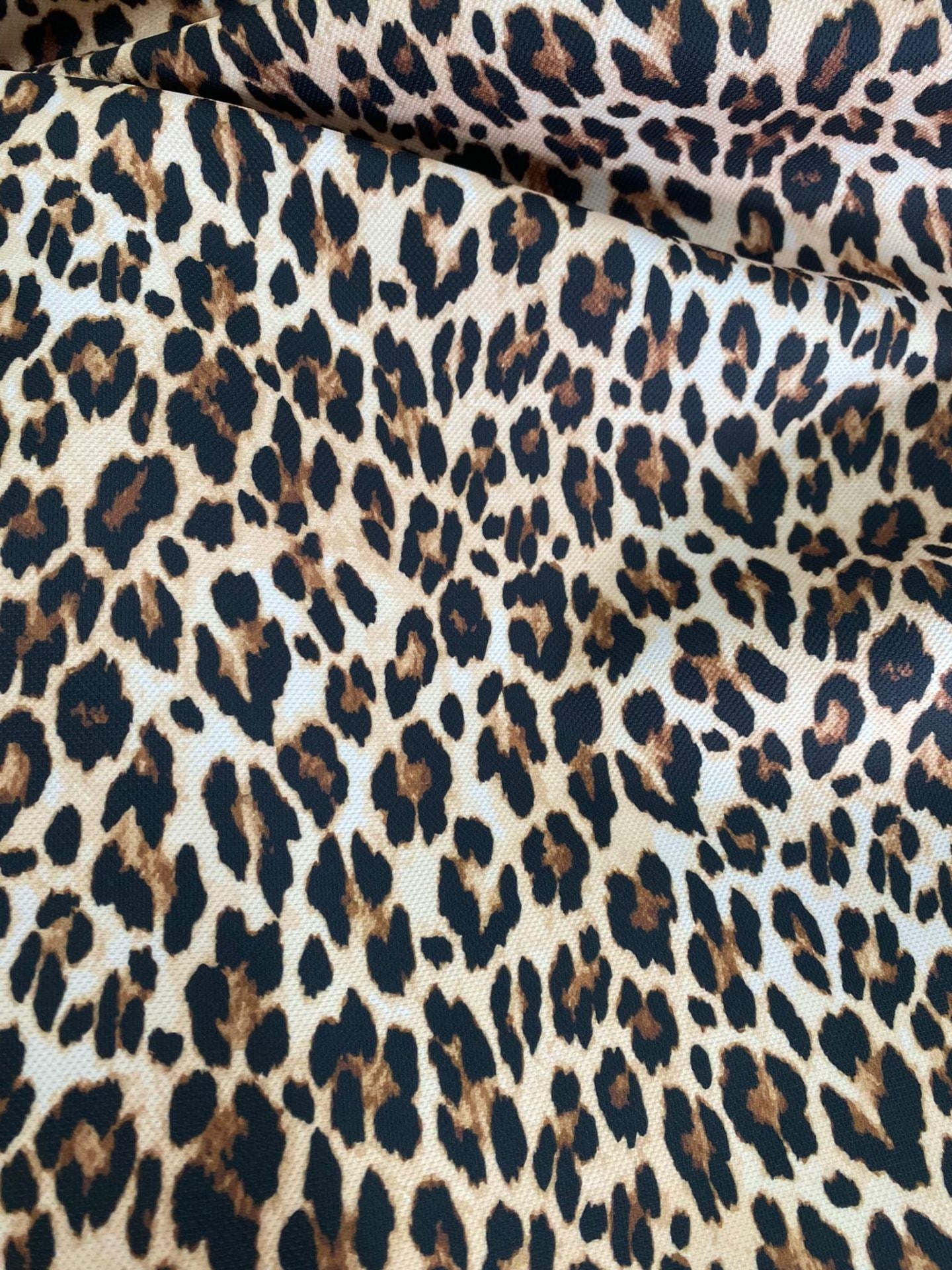 Açık Zeminli Leopar Desenli Kumaş