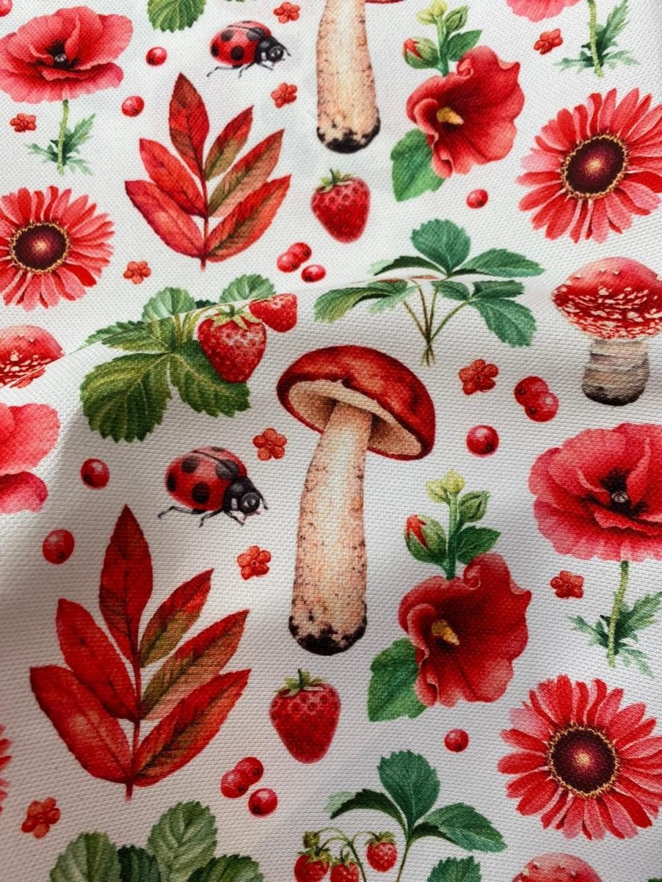 Çiçek ve Mantar Desenli Kumaş