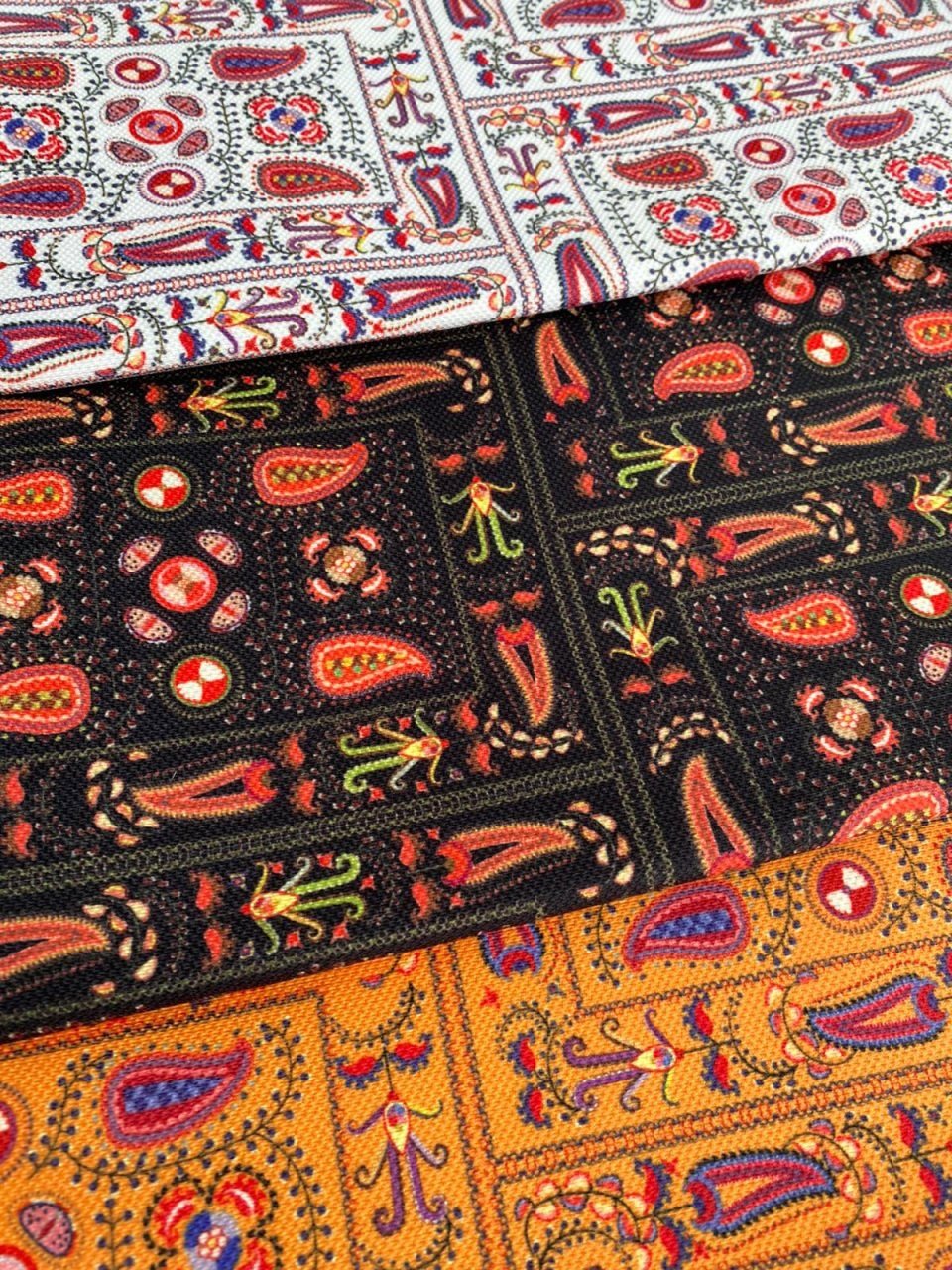 Kırmızı Tonlu Kilim Desenli Kumaş