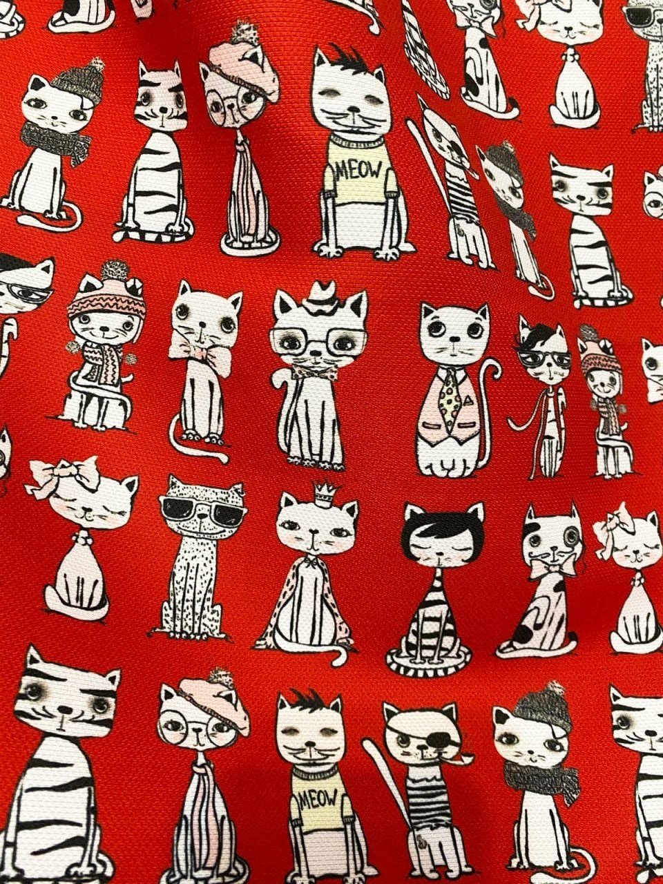 Kırmızı Zemin Kedi Desenli Kumaş 2