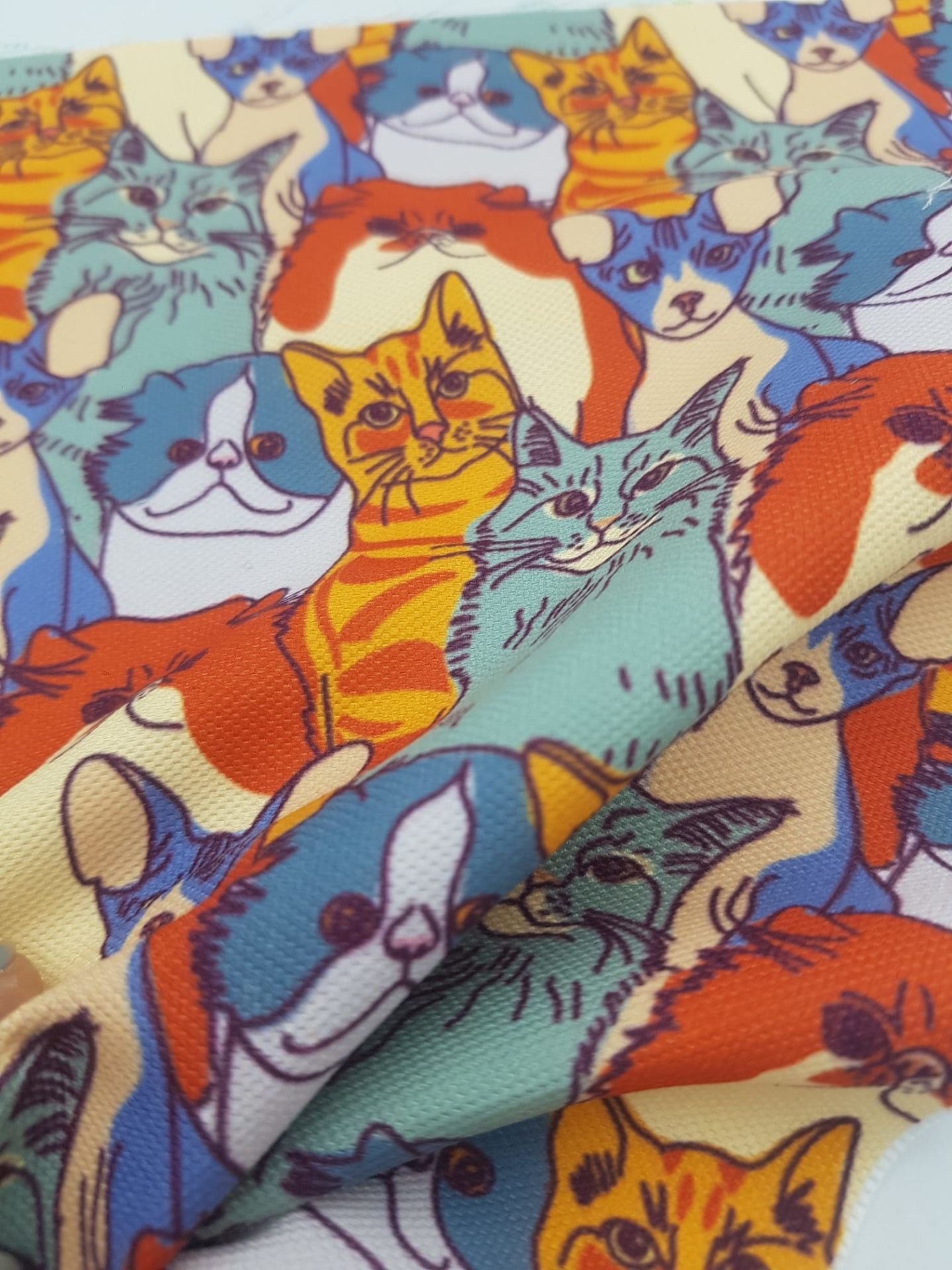 Meraklı Kedi Desenli Kumaş