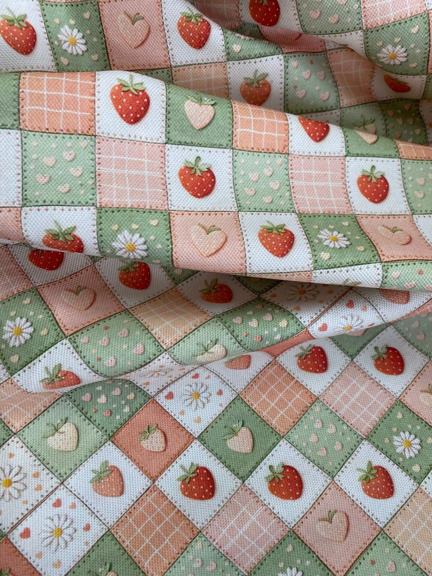 Patchwork Çilek Desenli Kumaş