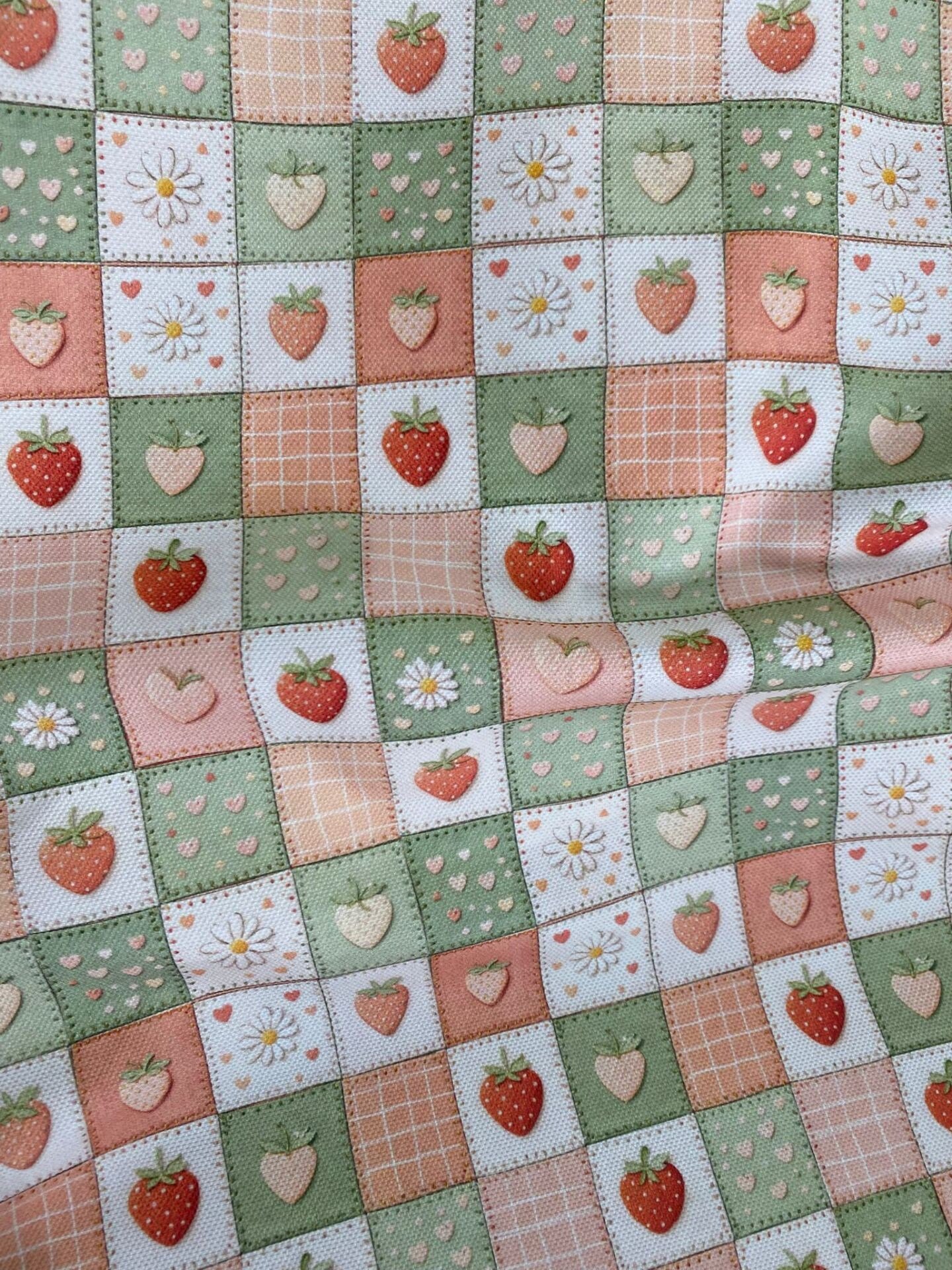 Patchwork Çilek Desenli Kumaş