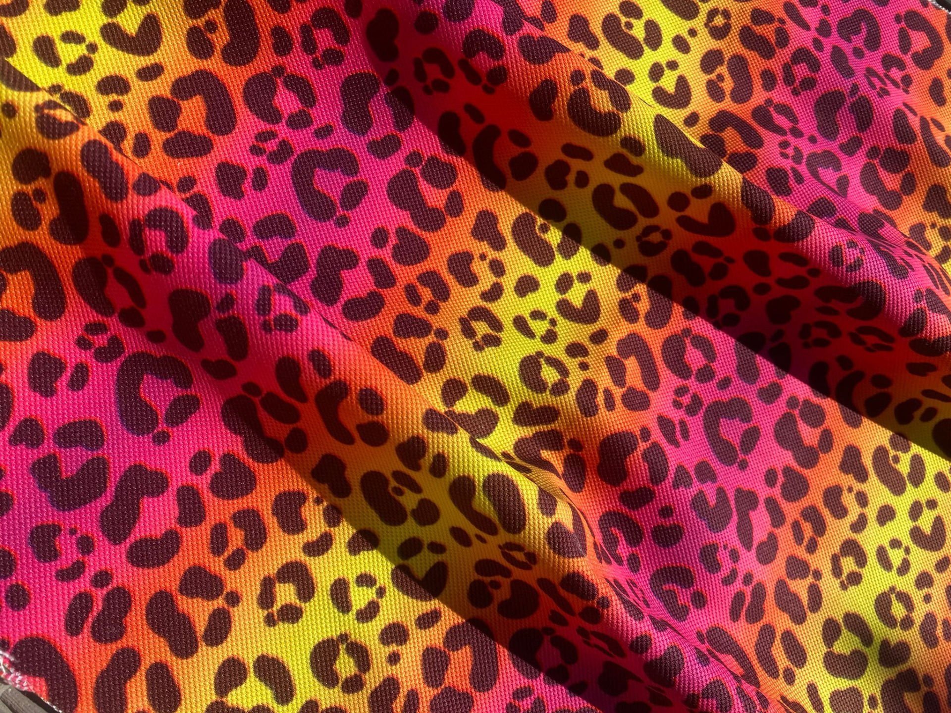 Pembe Şeritli Leopar Desenli Kumaş