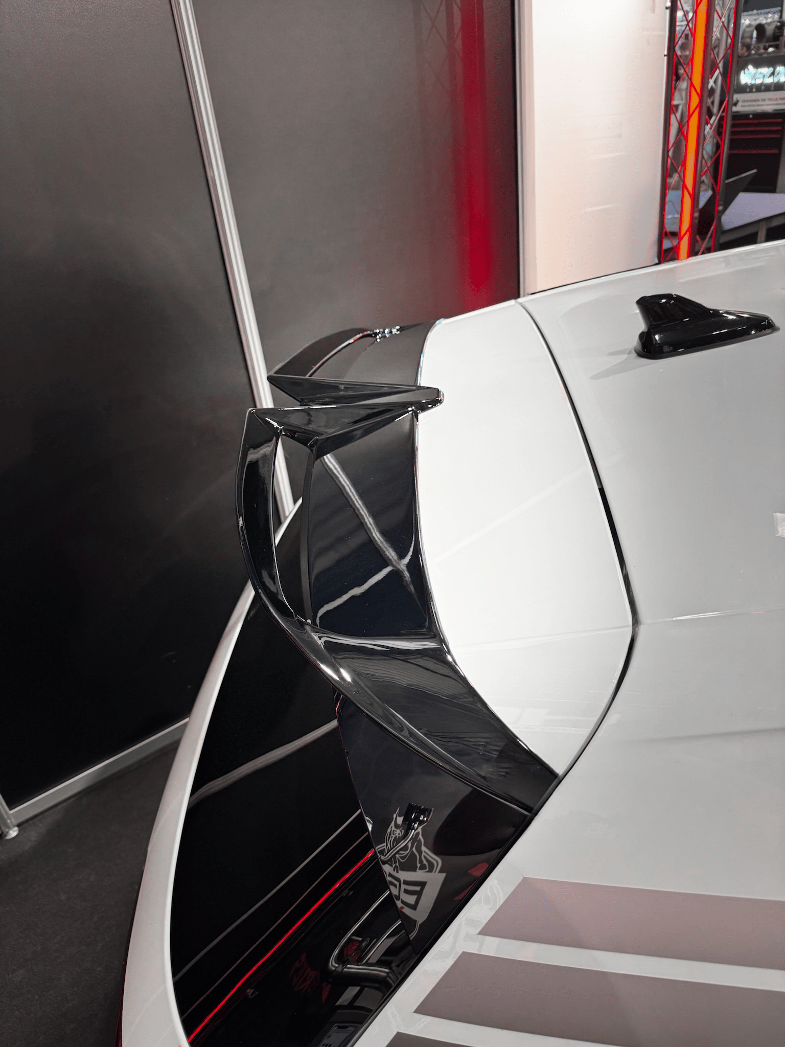 volkswagen-golf-8-gti-spoiler-a864ee.png