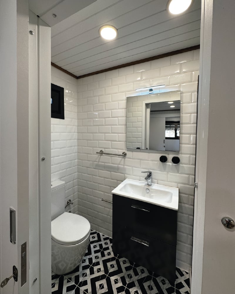 TINY HOUSE