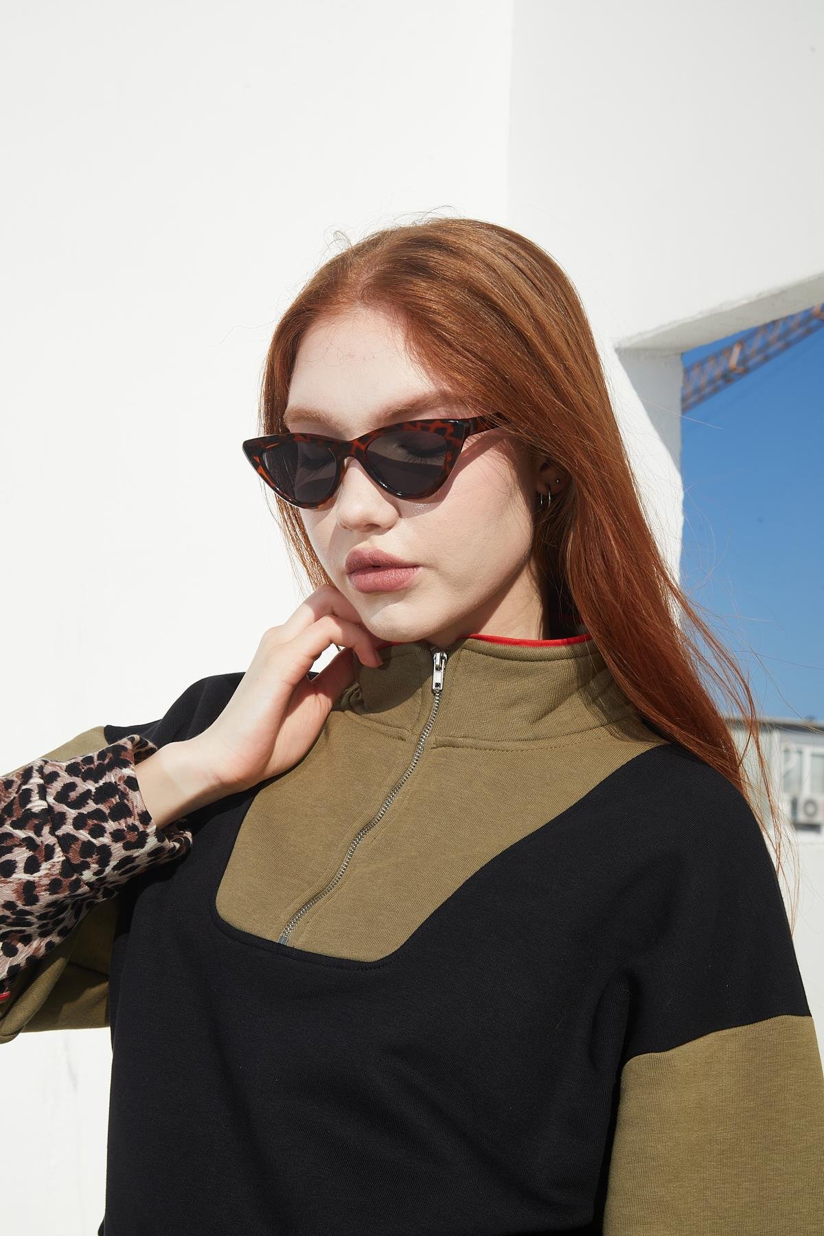 Leopar Detaylı Fermuarlı Siyah Sweatshirt