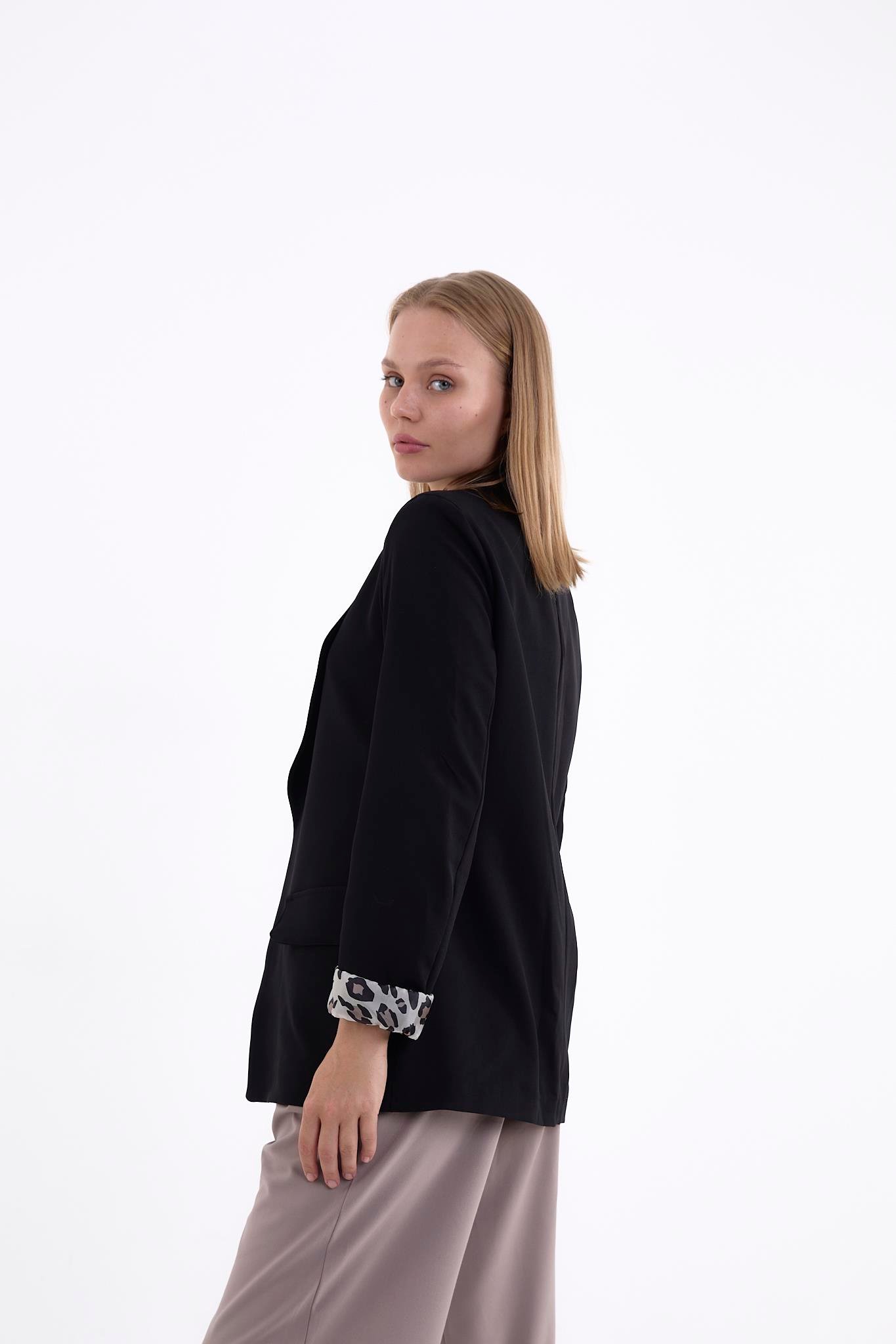 Siyah Renk Leopar Detaylı Blazer Ceket