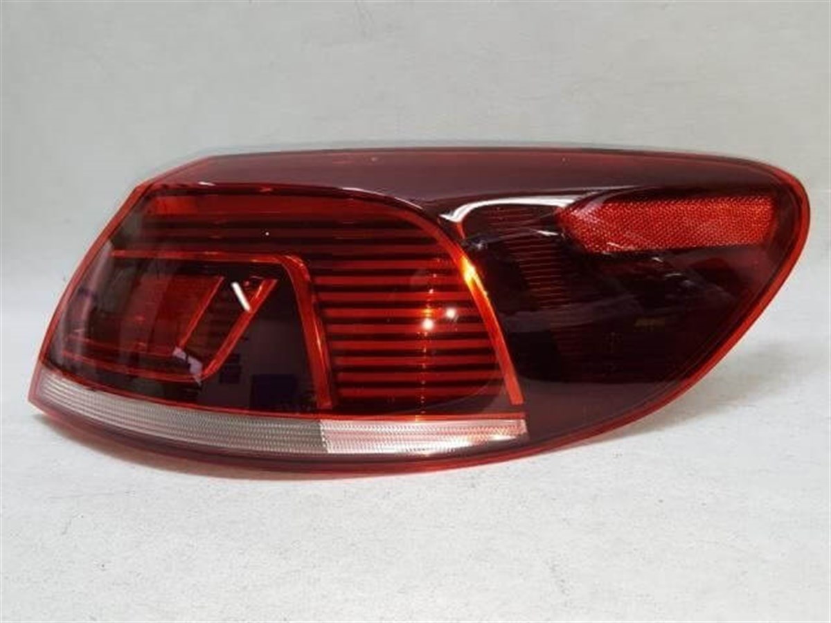 Passat CC 2012-2017 Model Arası Sağ Arka Dış Stop Çamurluktaki