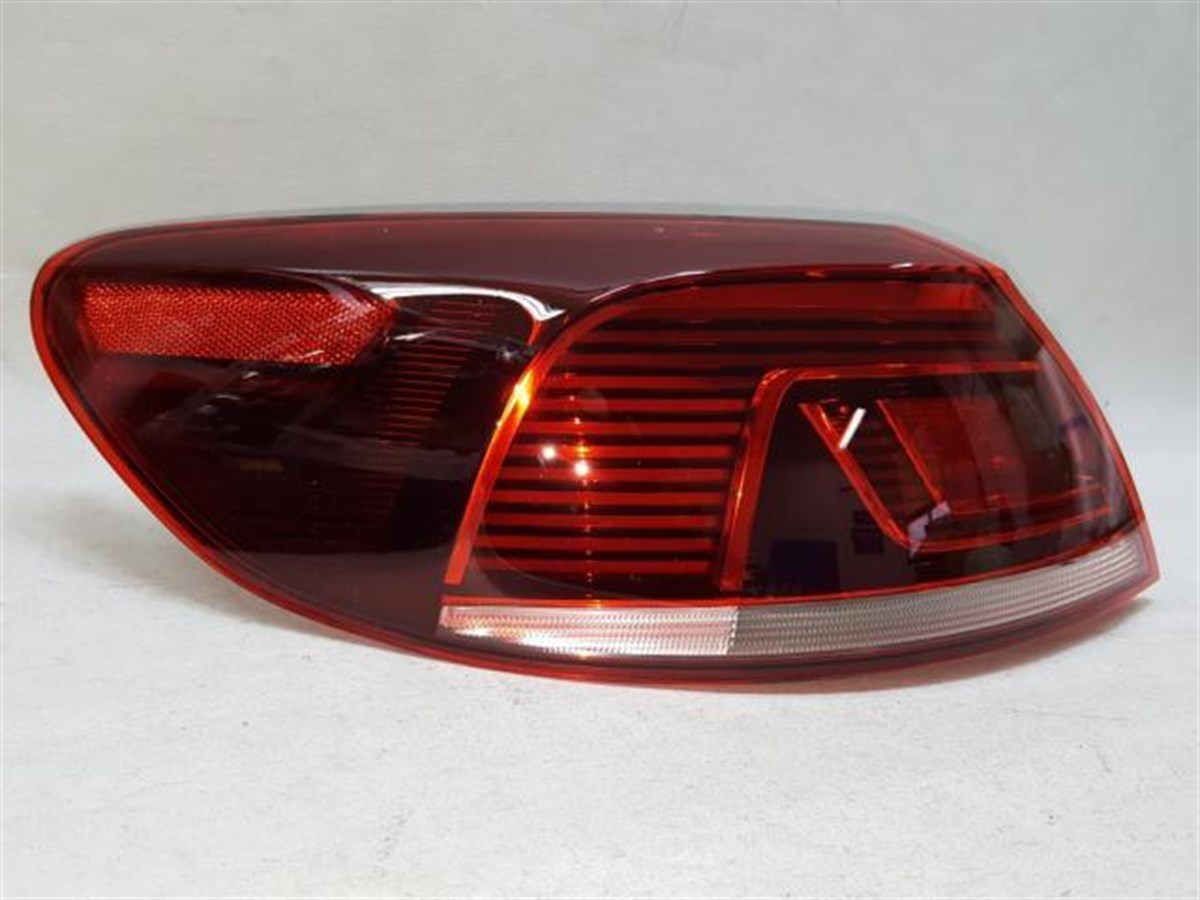 Passat CC 2012-2017 Model Arası Sol Arka Dış Stop Çamurluktaki