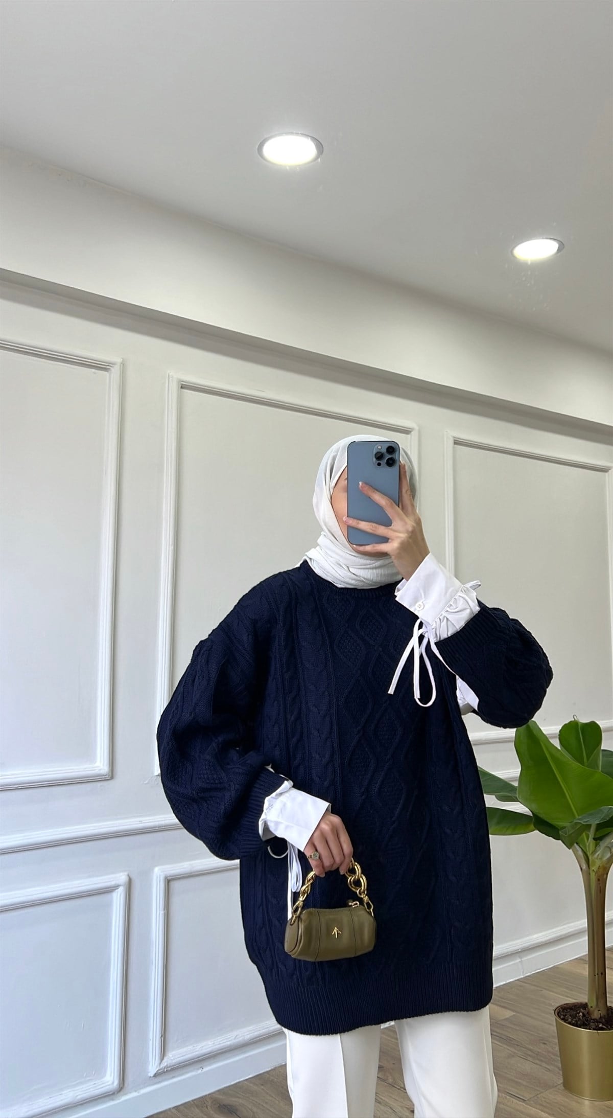 Kolları Beyaz Gömlek Detaylı - Lacivert Kazak