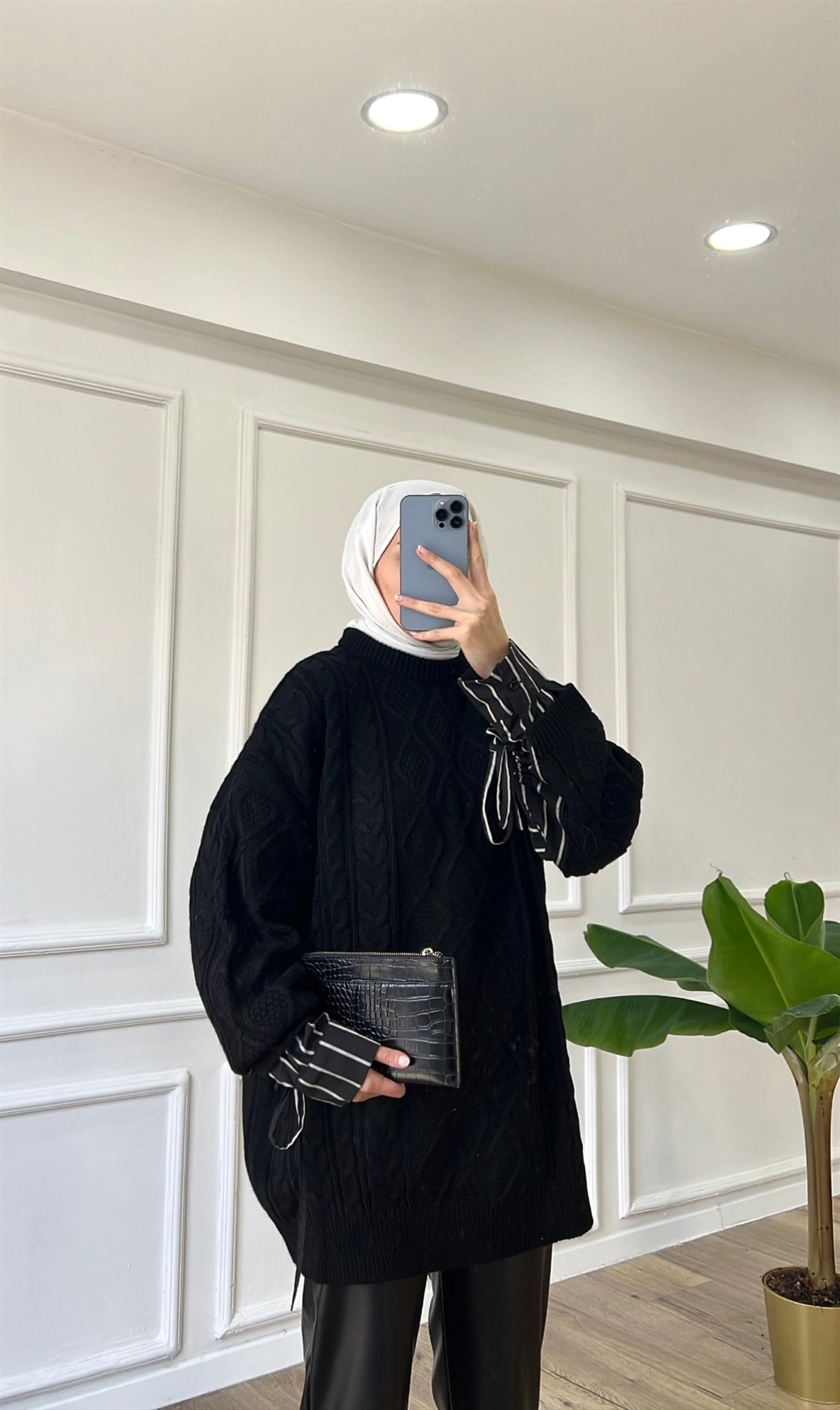 Siyah Kolları Çizgi Detaylı Triko