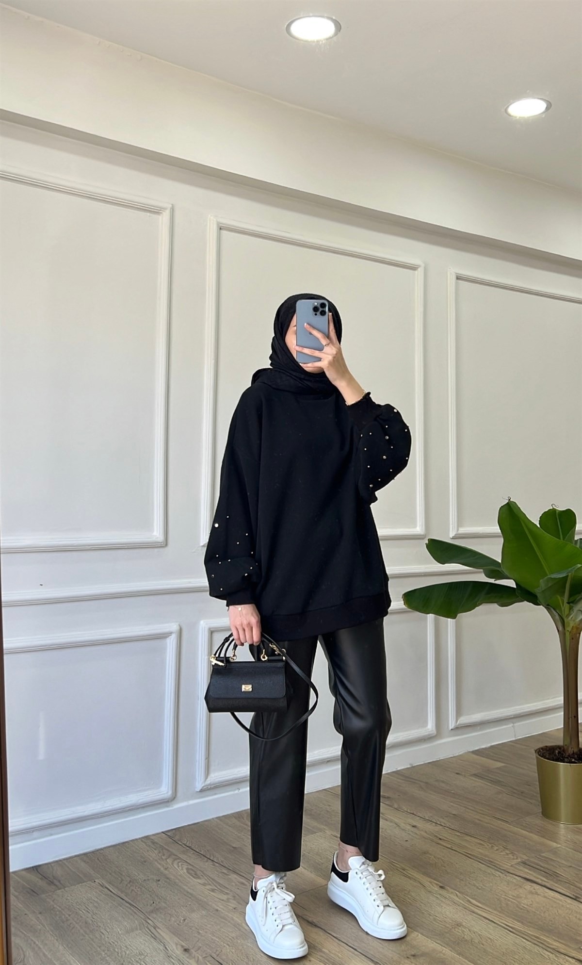 Siyah Kolları Taşlı Sweatshirt 