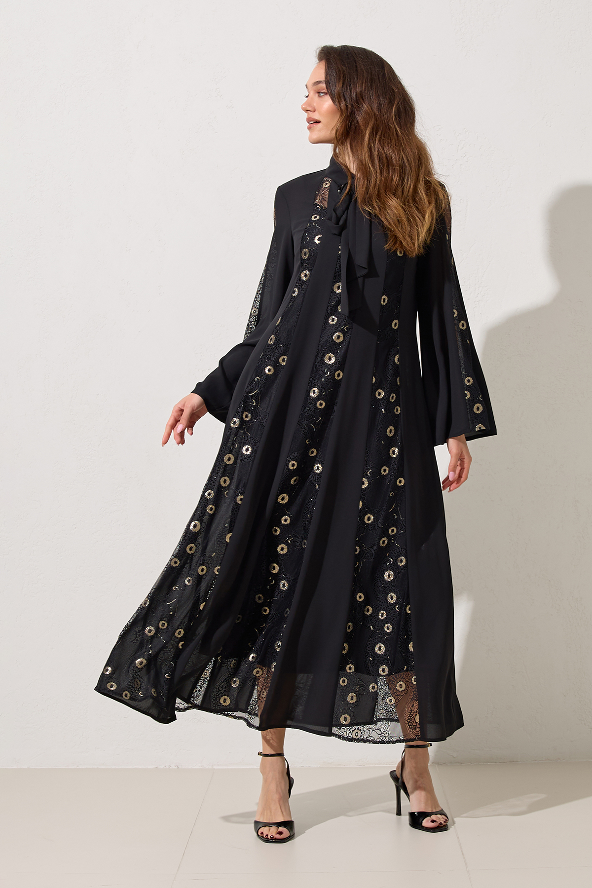 Siyah Uzun Kol Boyundan Bağla Ve Dantel Detaylı Elbise