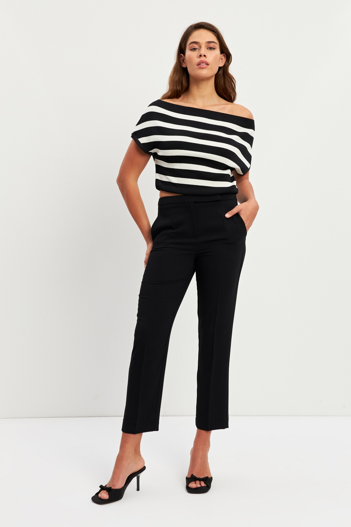 Siyah Cep Ve Bel Detaylı Pantolon