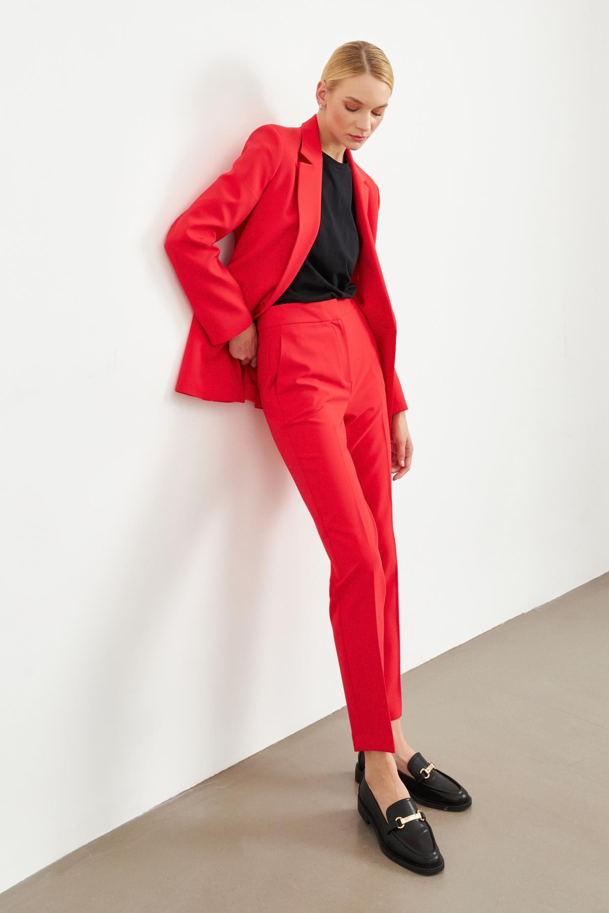 Kırmızı Ceket Yaka Düğme Kapamalı Uzun Kollu Tam Bel Boru Paça Pantolonlu Takım