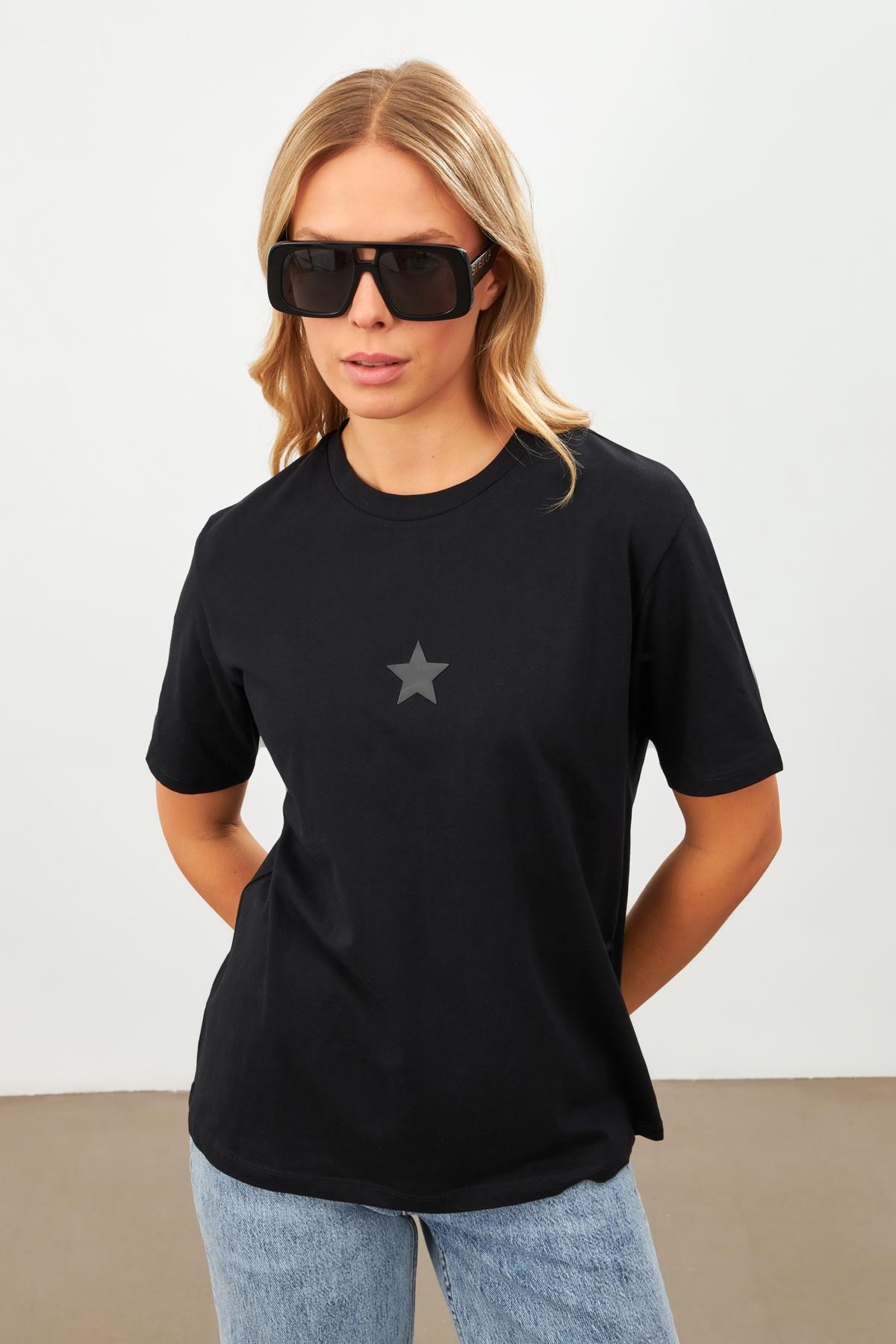 Siyah Yıldız Detaylı Basic T-Shirt Kadın T-Shirt modelleri