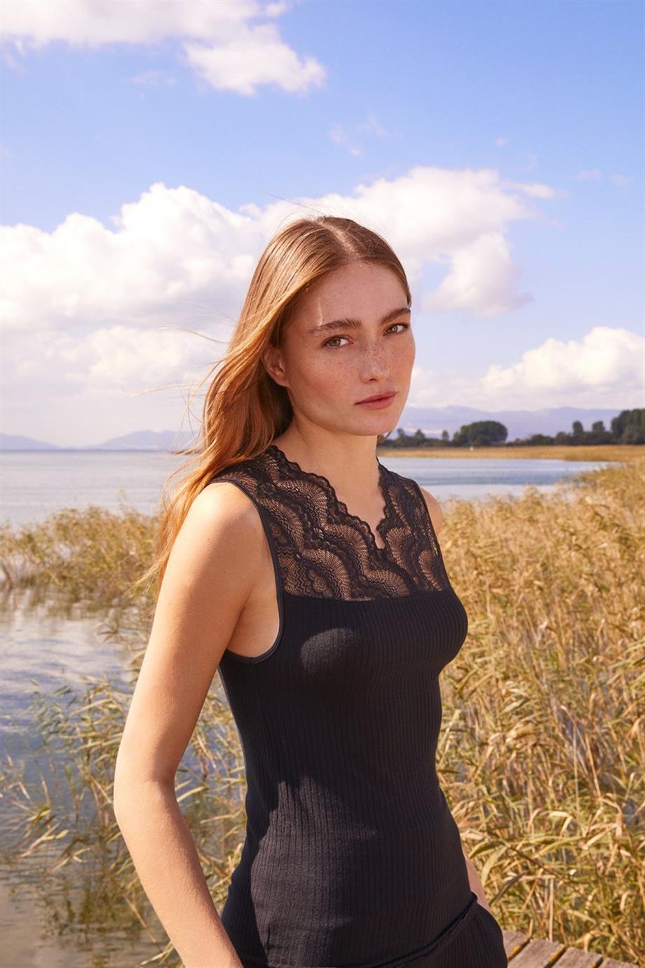 DAHLIA KAPALI V YAKA ATLET SİYAH