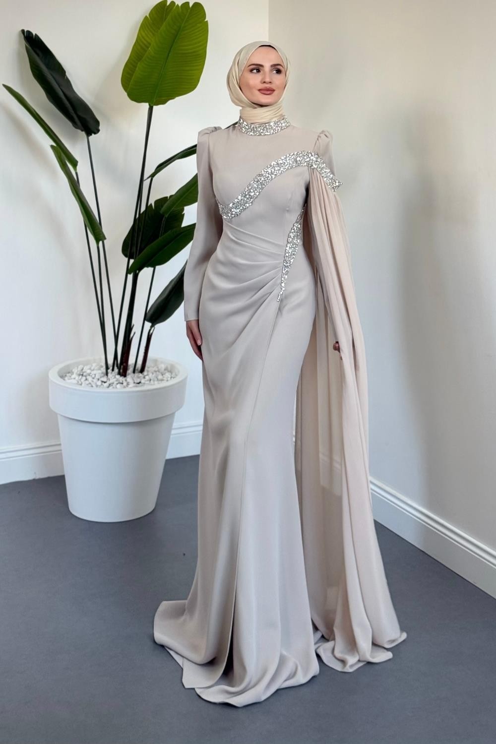 Feriha Yandan Pelerinli Taşlı Özel Tasarım Abiye Taş