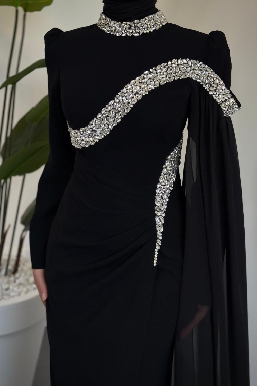 Feriha Yandan Pelerinli Taşlı Özel Tasarım Abiye Siyah