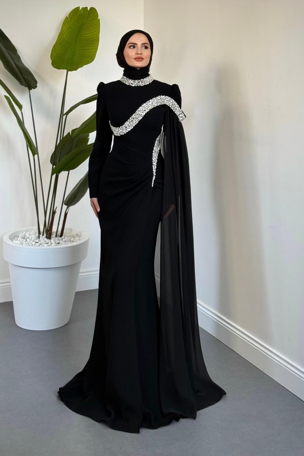 Feriha Yandan Pelerinli Taşlı Özel Tasarım Abiye Siyah
