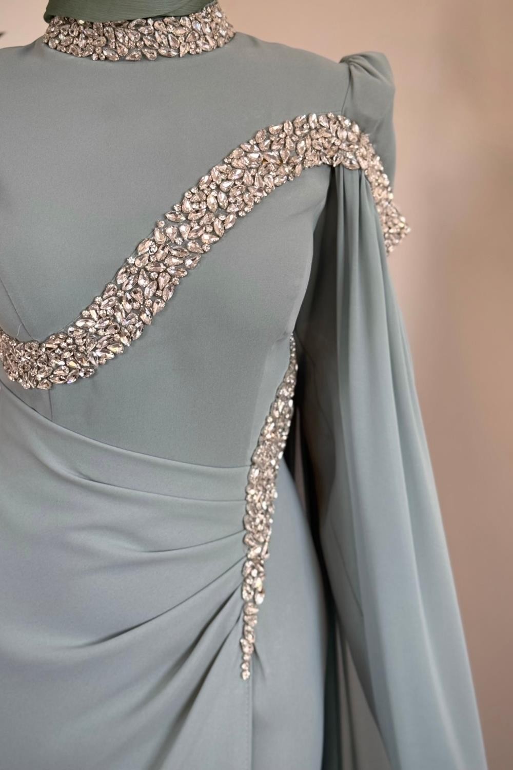 Feriha Yandan Pelerinli Taşlı Özel Tasarım Abiye Mint