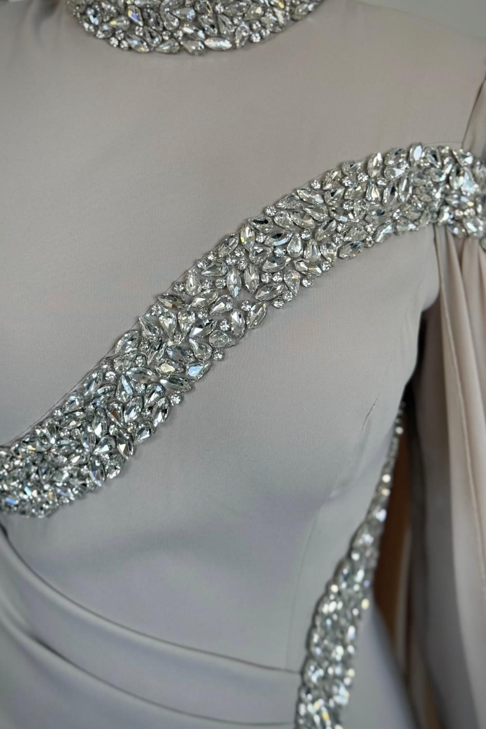 Feriha Yandan Pelerinli Taşlı Özel Tasarım Abiye Taş