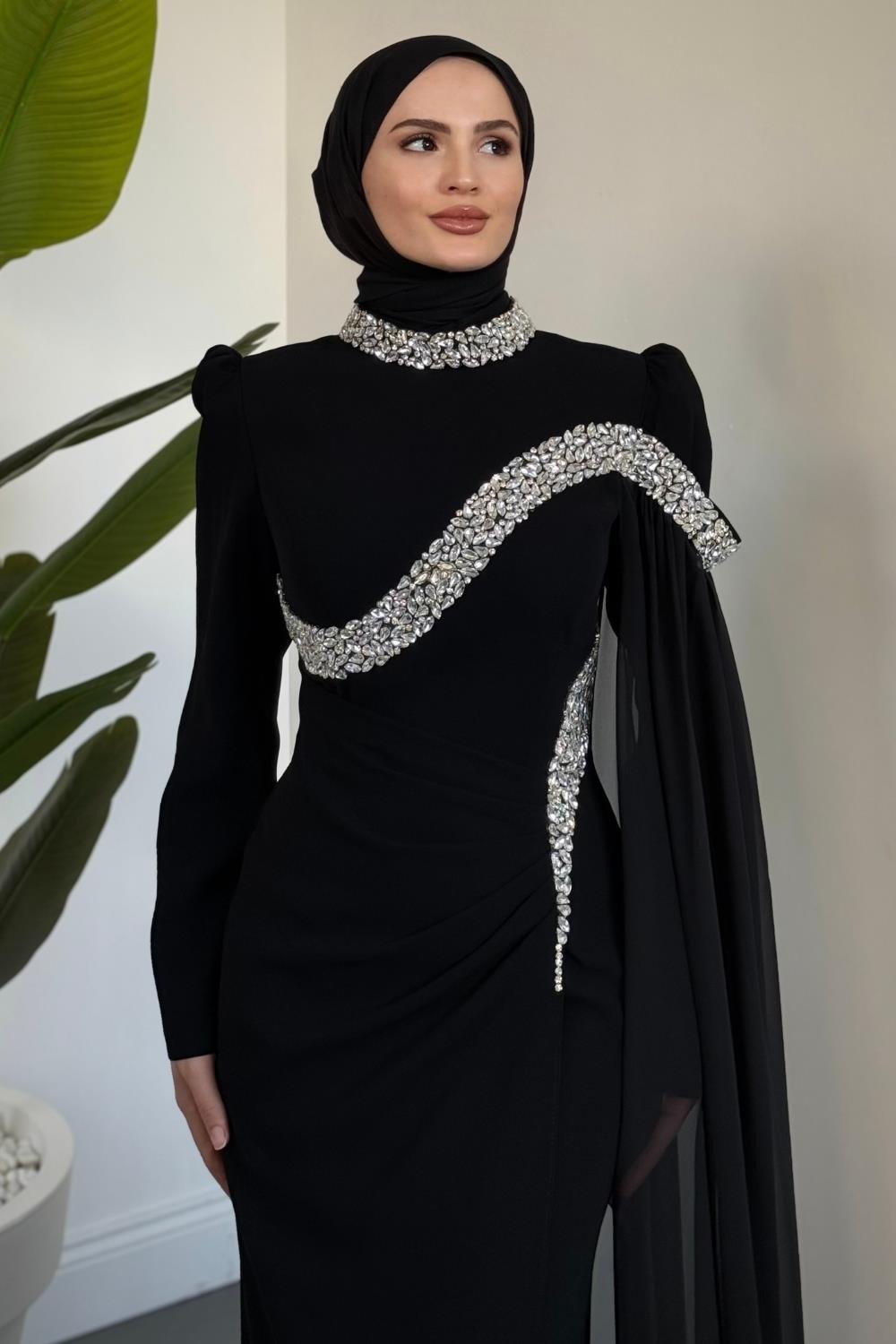 Feriha Yandan Pelerinli Taşlı Özel Tasarım Abiye Siyah