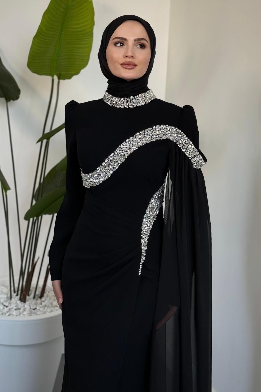Feriha Yandan Pelerinli Taşlı Özel Tasarım Abiye Siyah