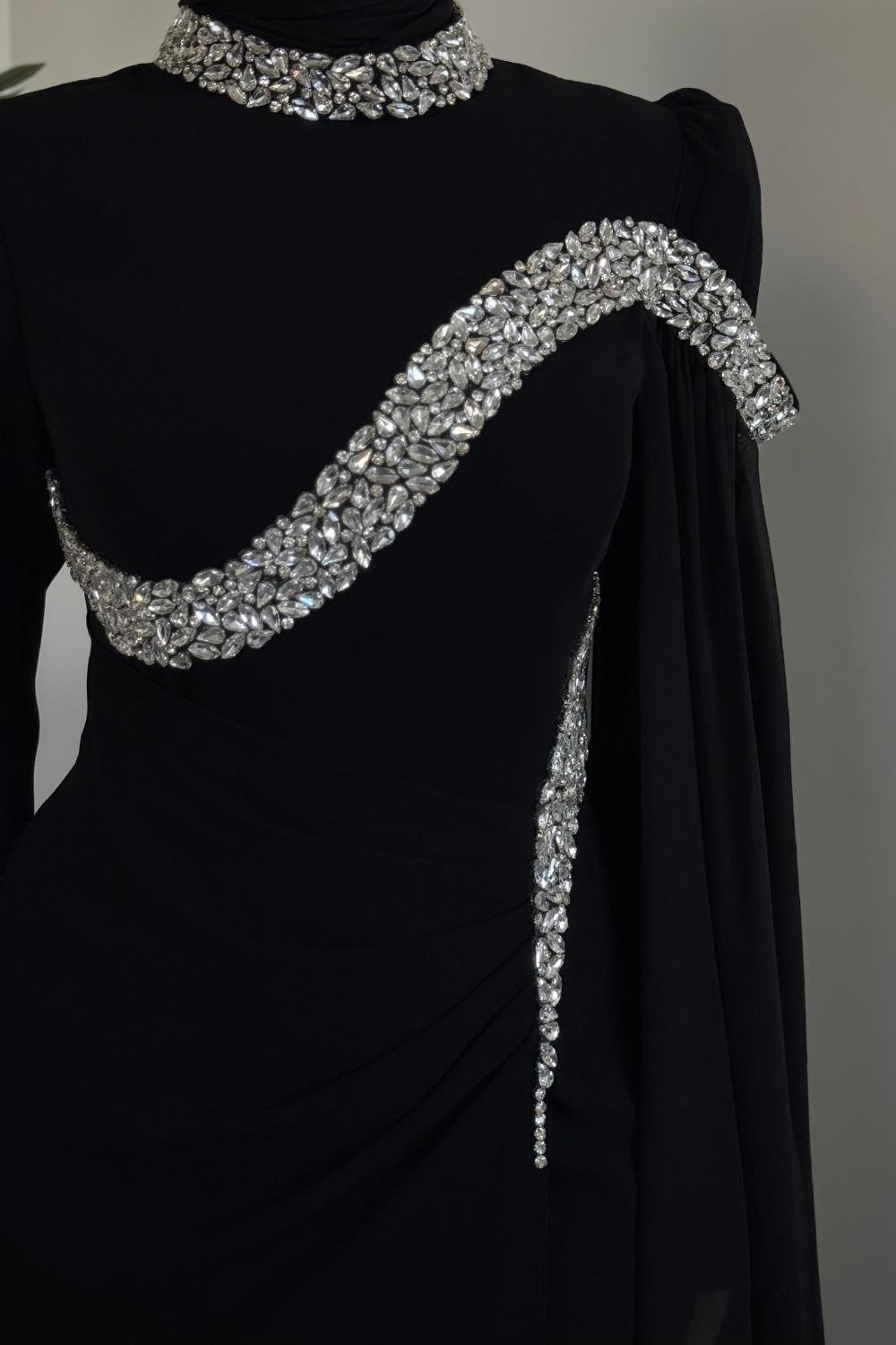 Feriha Yandan Pelerinli Taşlı Özel Tasarım Abiye Siyah