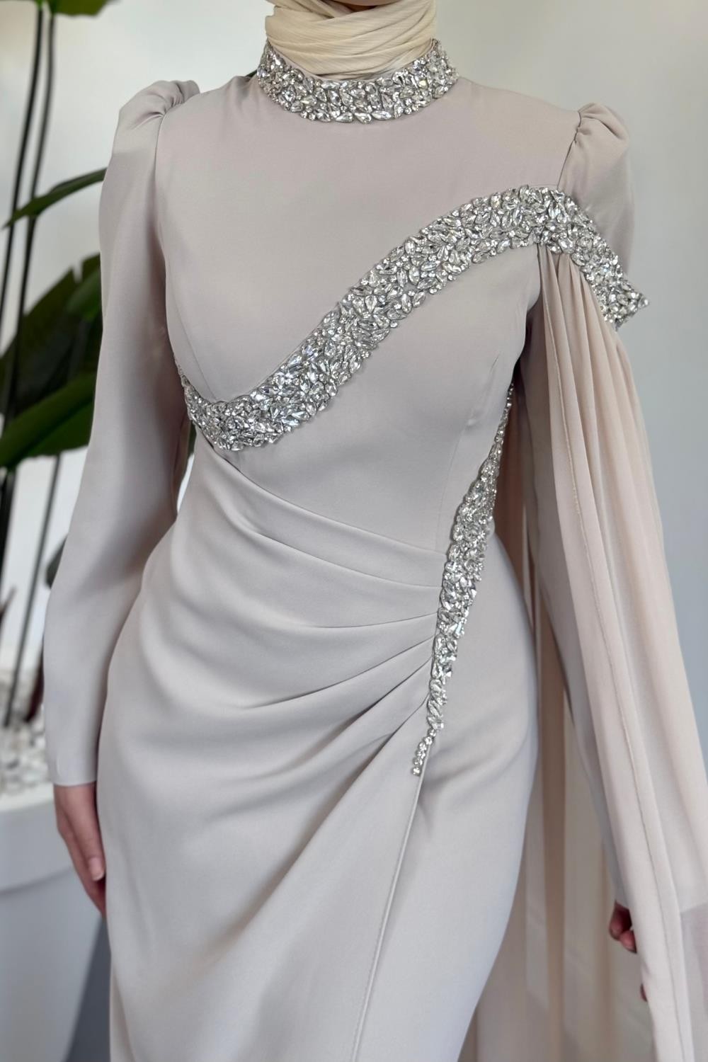 Feriha Yandan Pelerinli Taşlı Özel Tasarım Abiye Taş