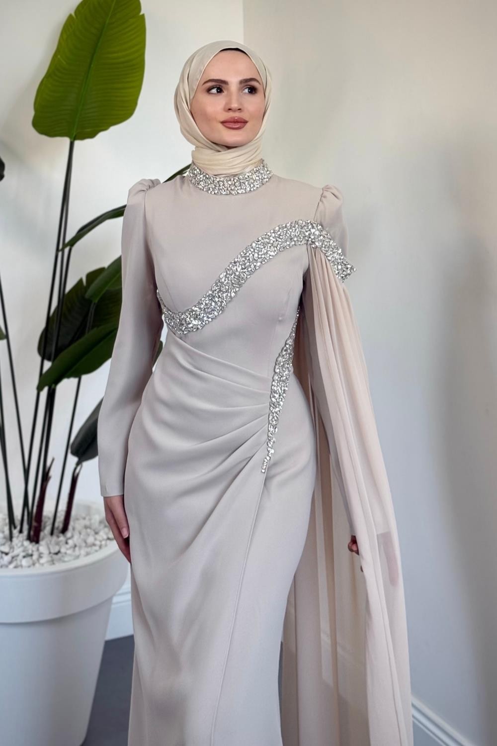 Feriha Yandan Pelerinli Taşlı Özel Tasarım Abiye Taş