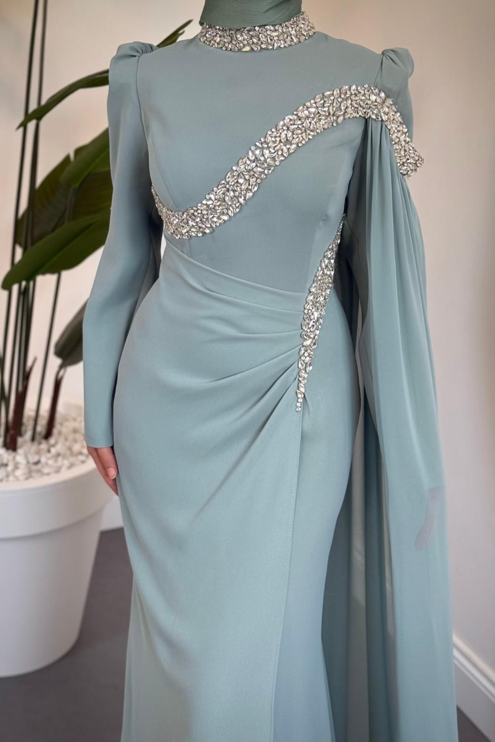 Feriha Yandan Pelerinli Taşlı Özel Tasarım Abiye Mint