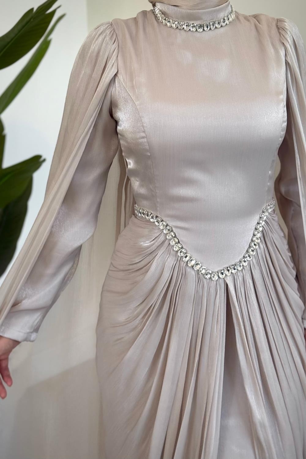 Maelis Beli Ve Boynu Taşlı Abiye Krem