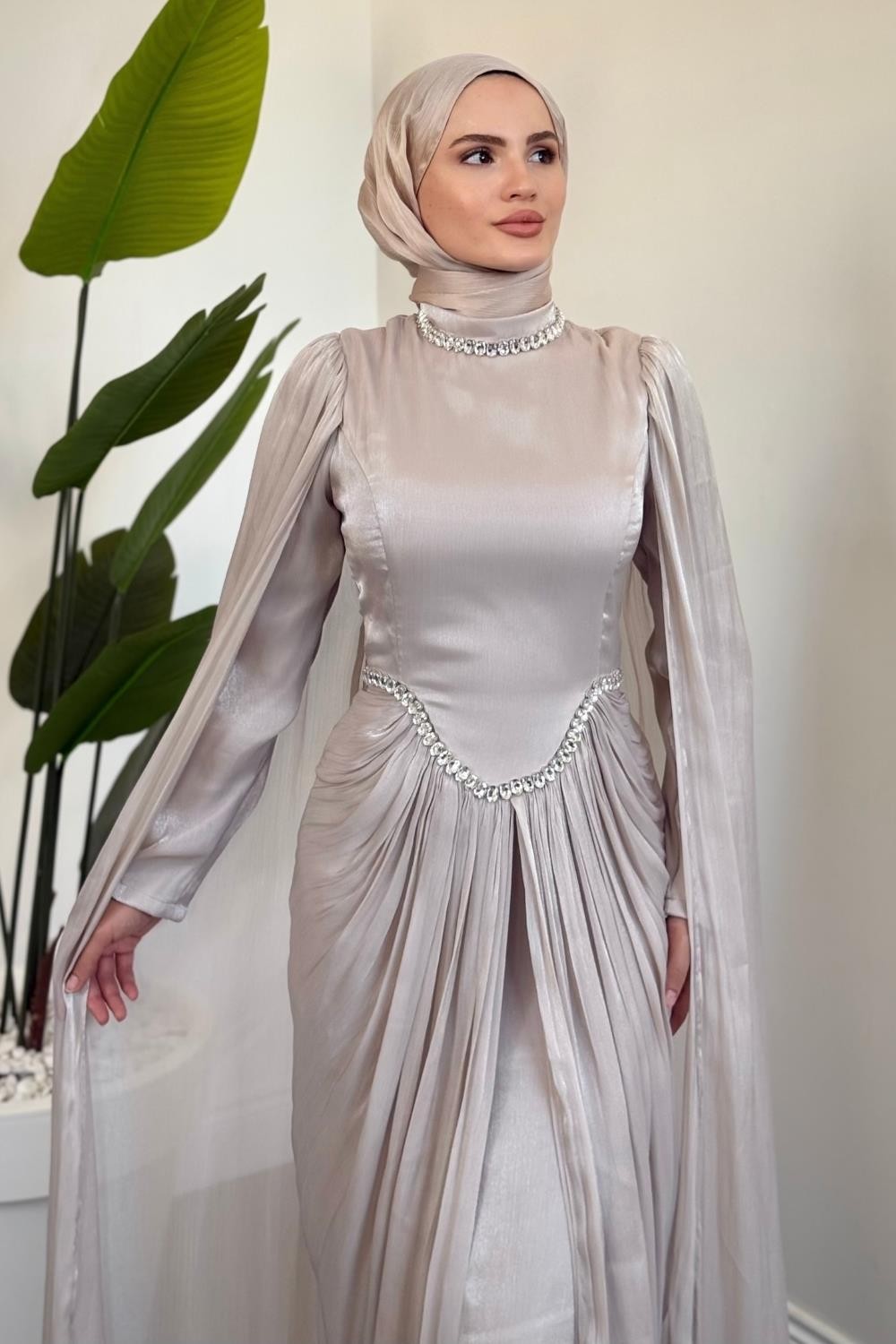 Maelis Beli Ve Boynu Taşlı Abiye Krem