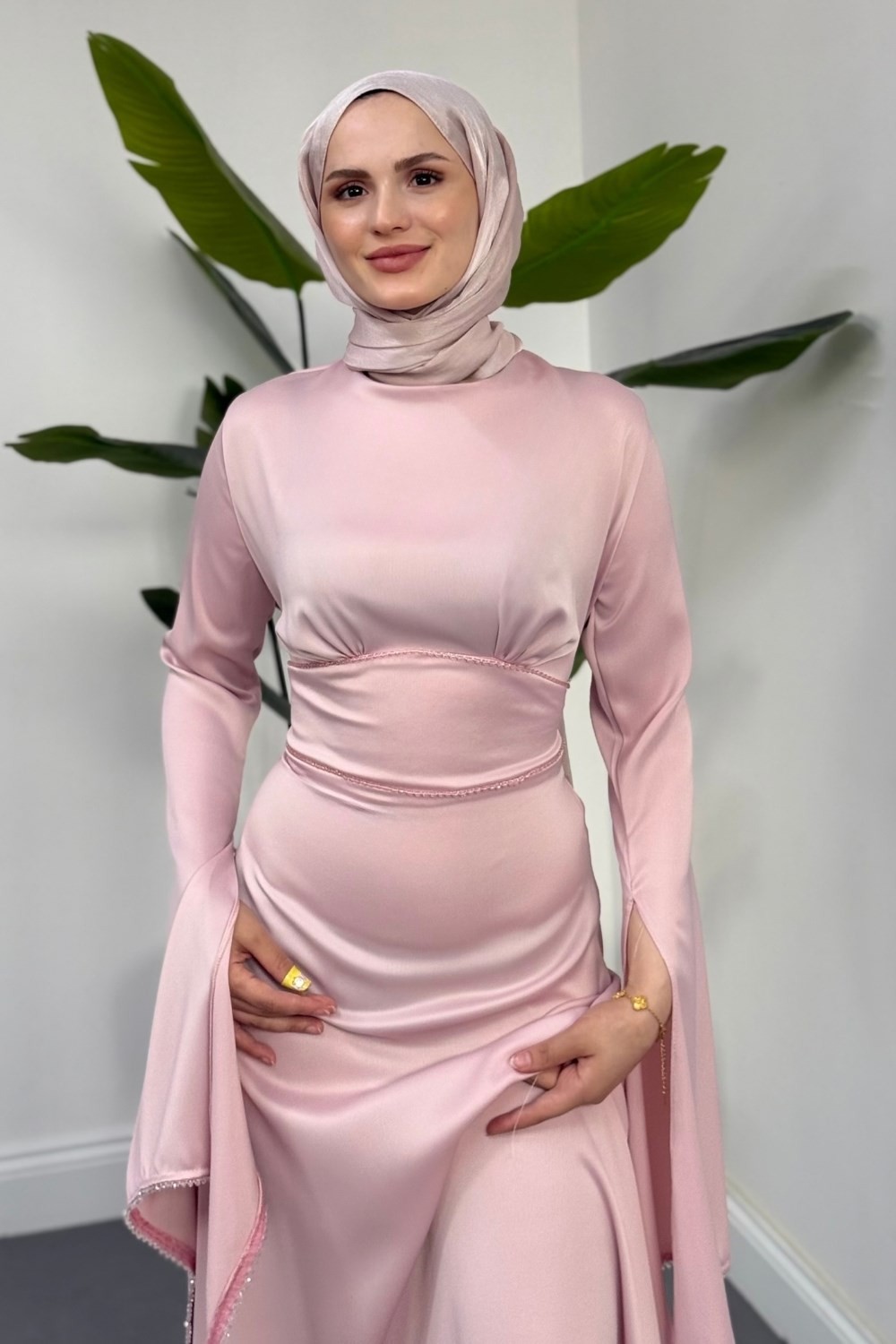 Monevia Kolları Yırtmaçlı Saten Abiye Pudra