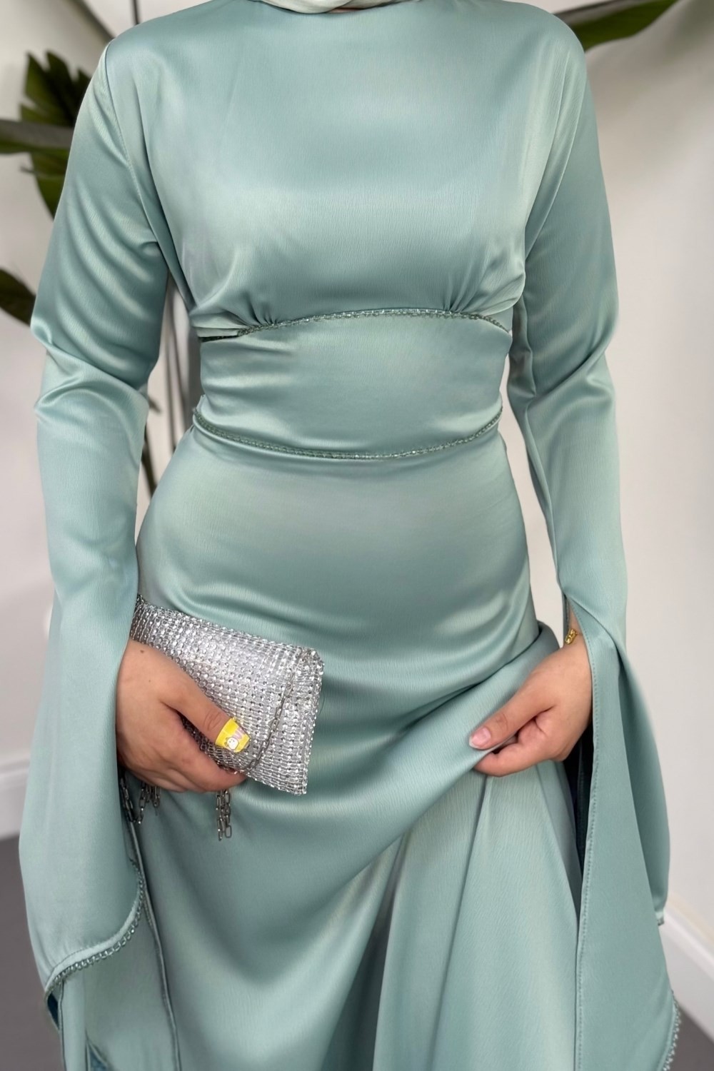 Monevia Kolları Yırtmaçlı Saten Abiye Su Yeşili