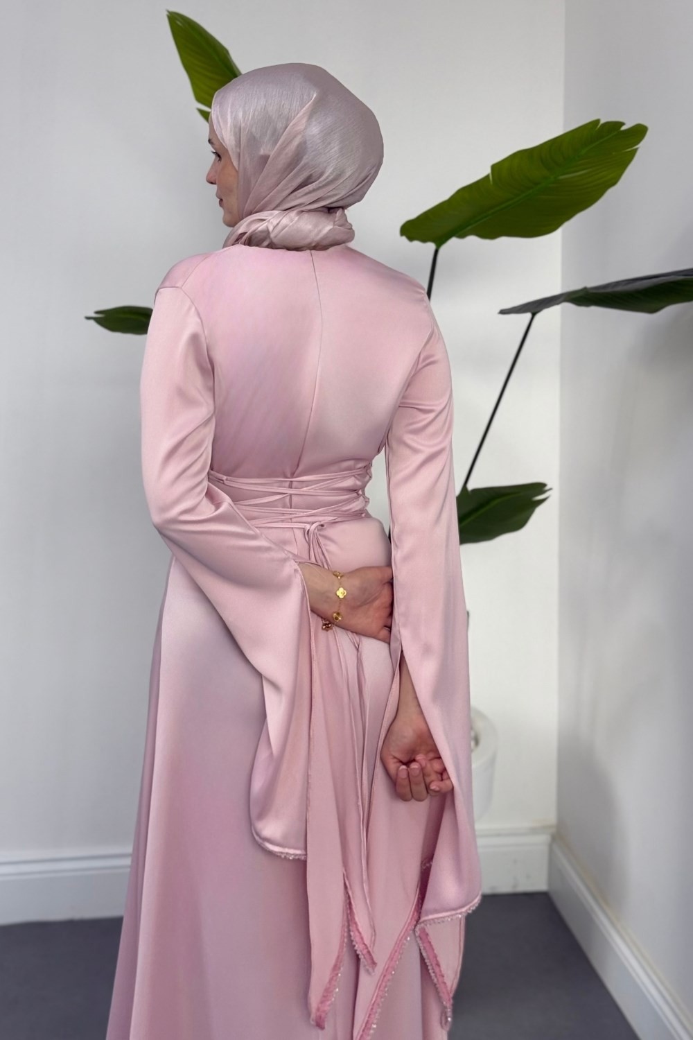 Monevia Kolları Yırtmaçlı Saten Abiye Pudra