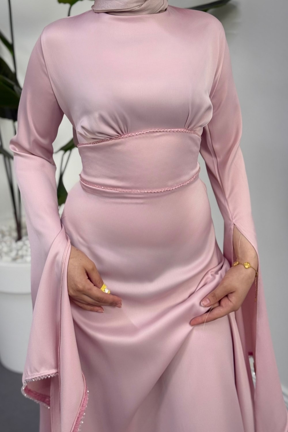 Monevia Kolları Yırtmaçlı Saten Abiye Pudra