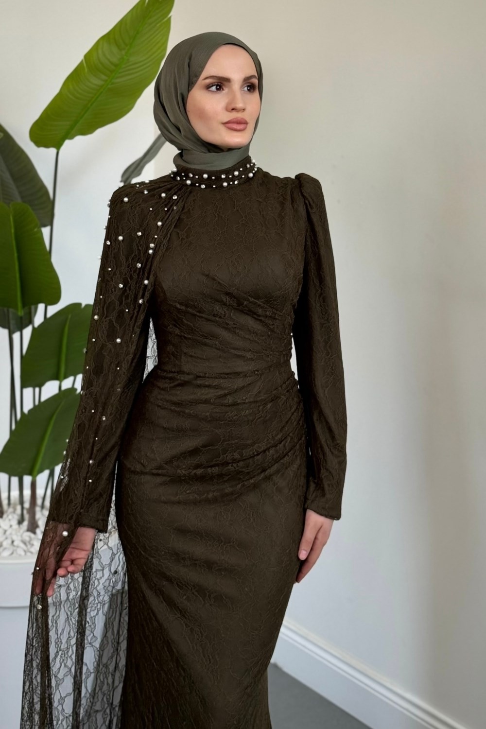 Moryna Yandan Pelerinli Taşlı Dantel Abiye Haki