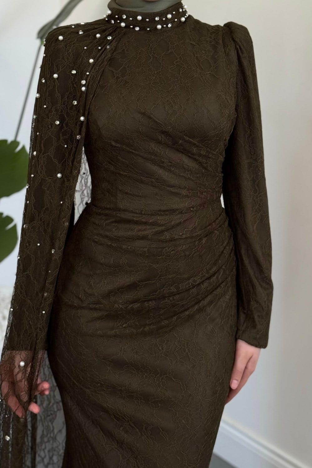 Moryna Yandan Pelerinli Taşlı Dantel Abiye Haki