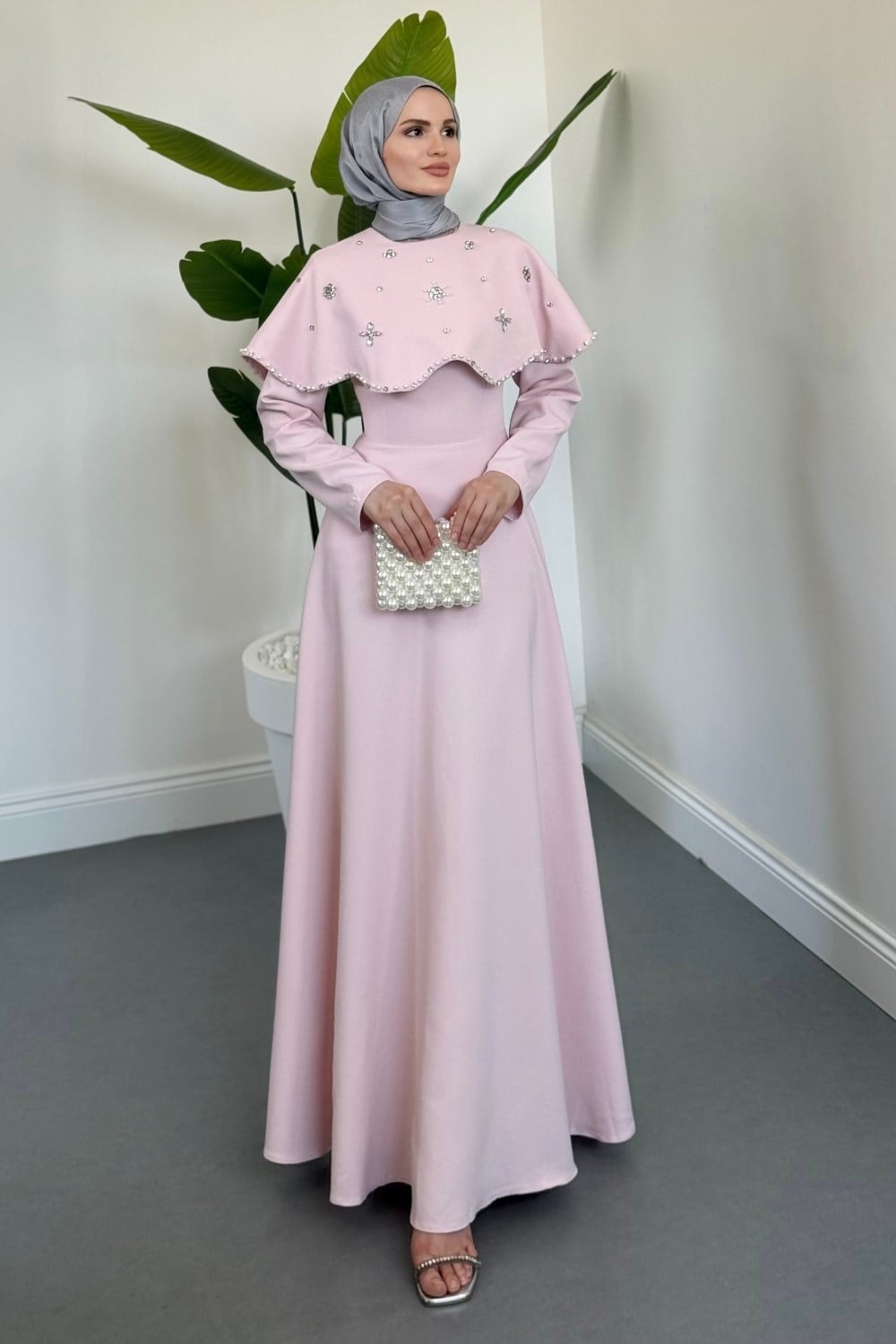Olena Seyyar Pelerinli Abiye Pudra
