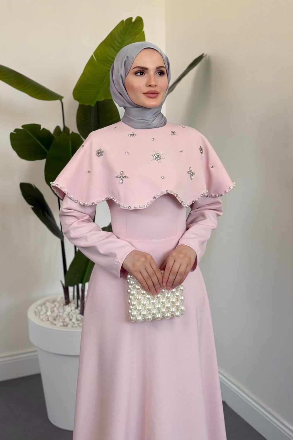 Olena Seyyar Pelerinli Abiye Pudra