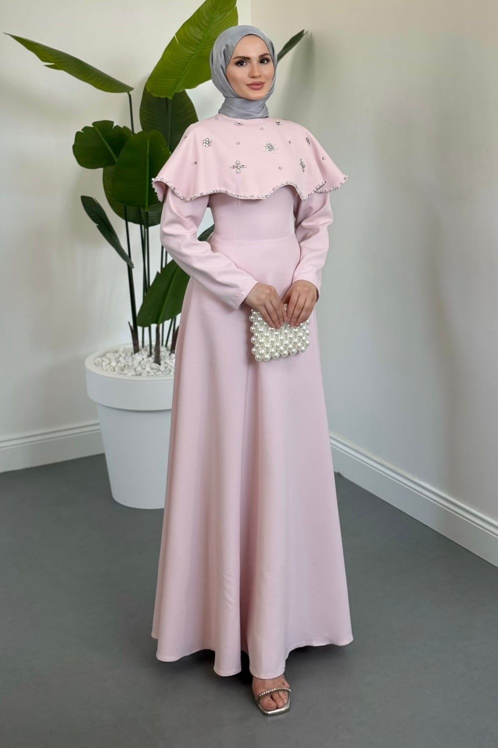 Olena Seyyar Pelerinli Abiye Pudra
