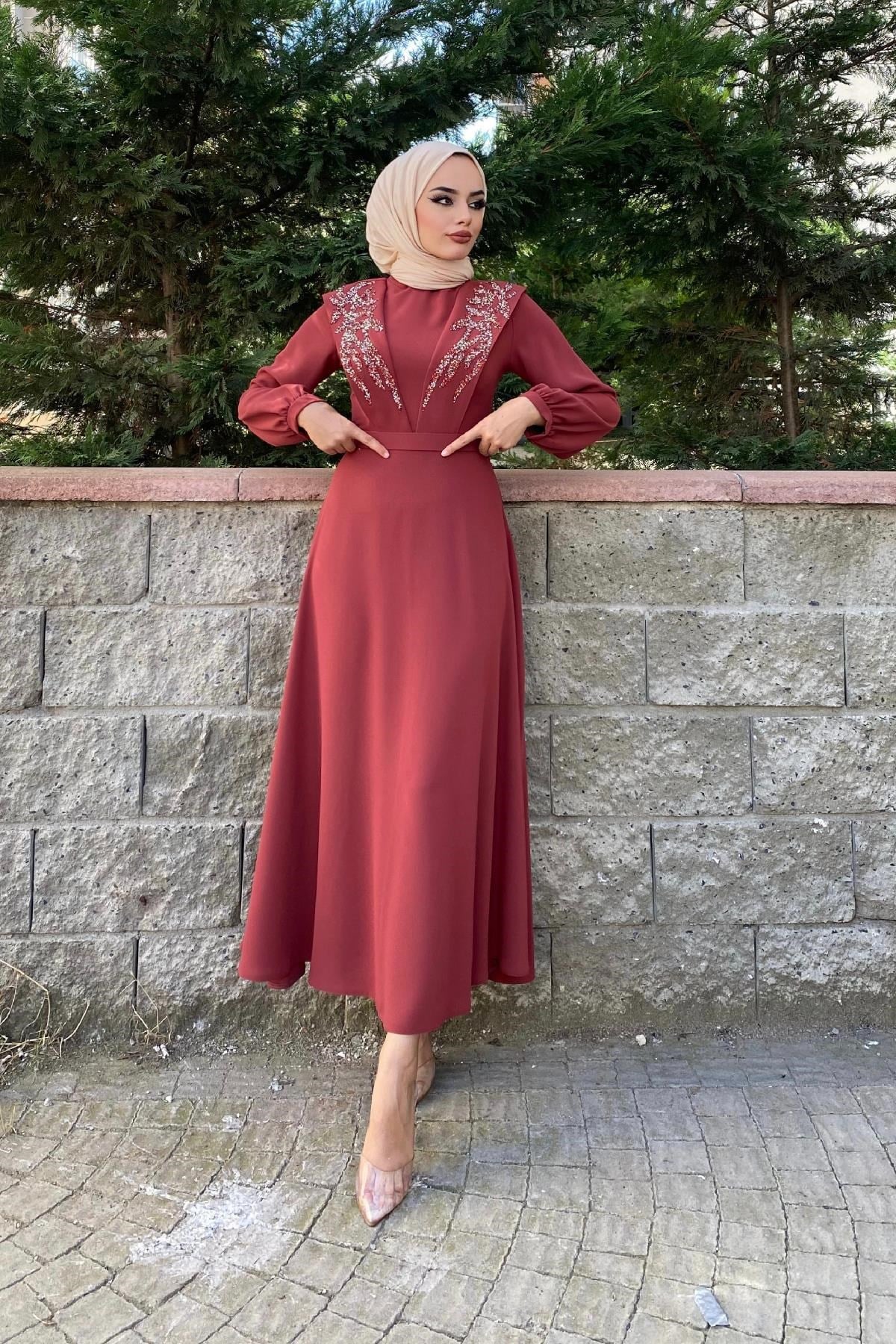 Önü Taşlı Kemerli Elbise Kiremit