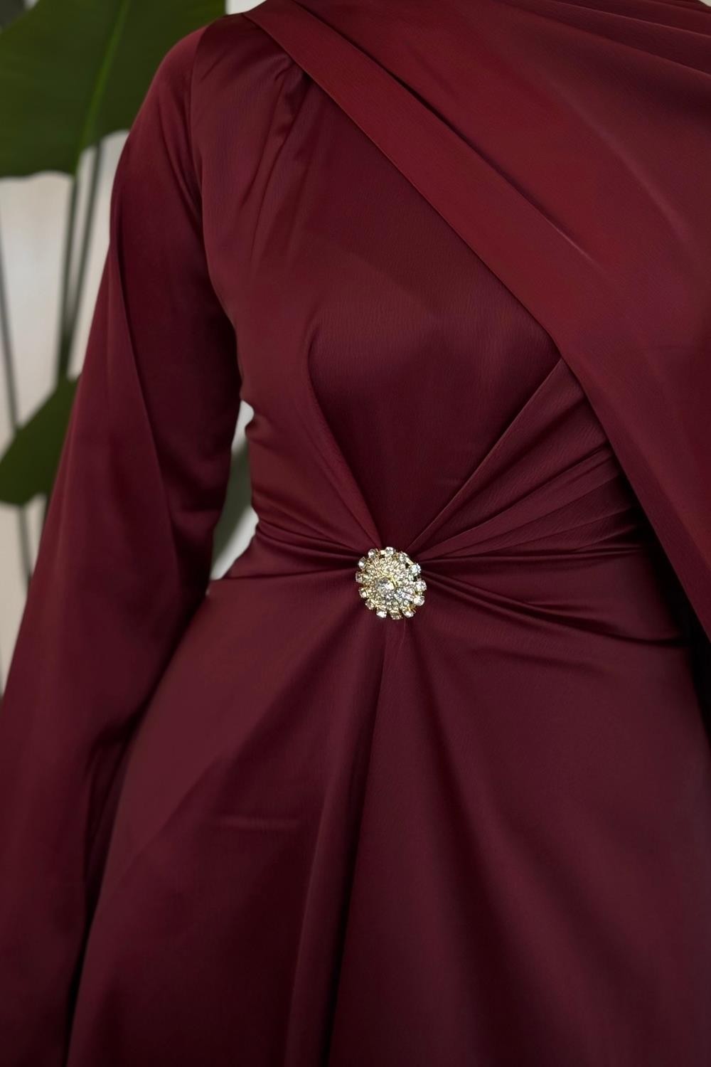 Wave Broşlu Pelerinli Saten Abiye Bordo