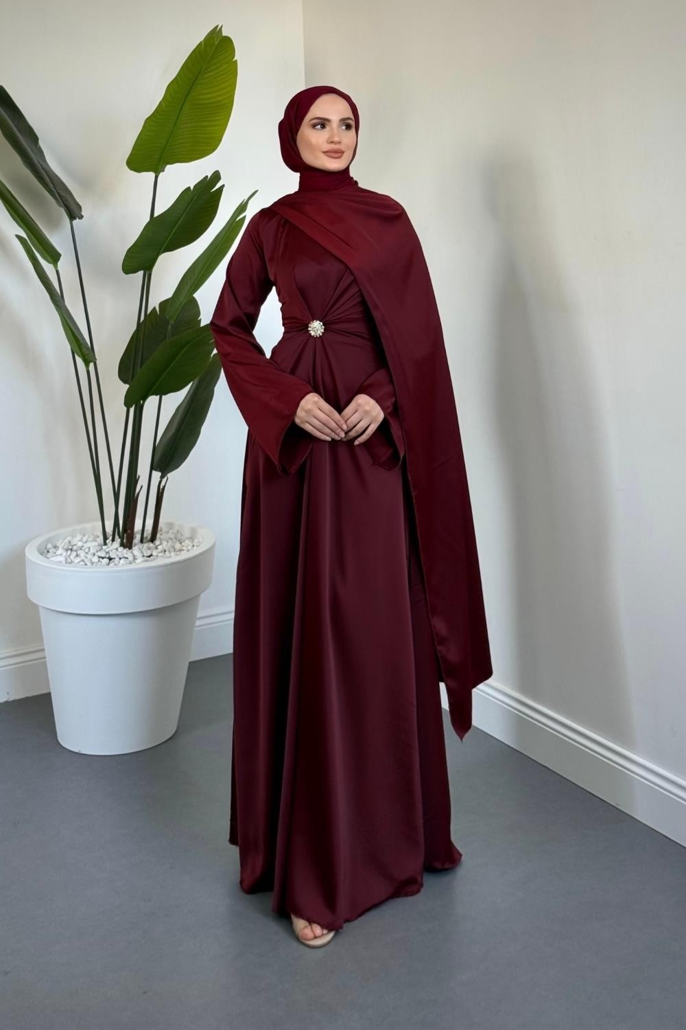 Wave Broşlu Pelerinli Saten Abiye Bordo